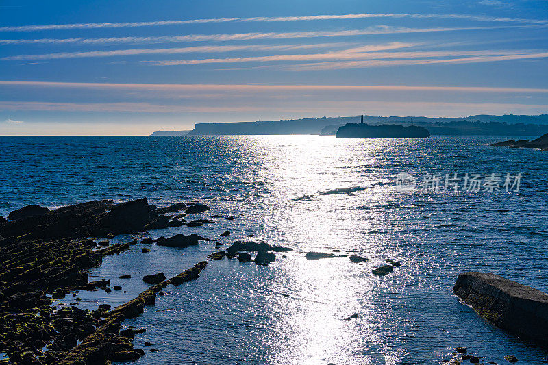 Santander Faro de Mouro灯塔在西班牙坎塔布里亚海的日出